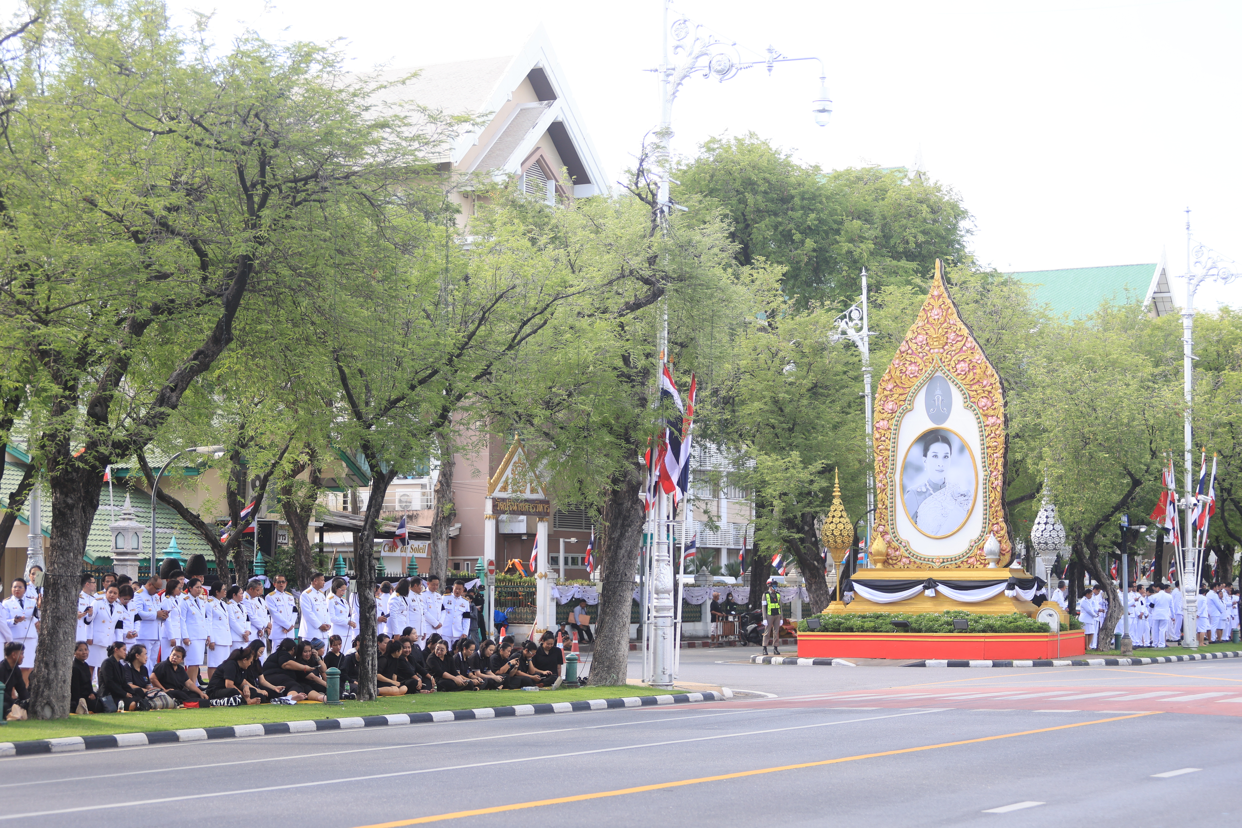 title - ส.ป.ก. ร่วมเข้าเฝ้าฯ และน้อมส่งเสด็จในการเคลื่อนขบวนอัญเชิญพระศพ สมเด็จพระเจ้าลูกเธอเจ้าฟ้าพัชรกิติยาภา นเรนทิราเทพยวดี กรมหลวงราชสาริณีสิริพัชร มหาวัชรราชธิดา สู่พระบรมมหาราชวัง